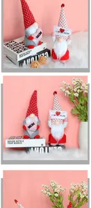Detailansicht von zwei Muttertags-Gnome mit MUM-Herz und I Love MOM-Umschlag-Motiv.