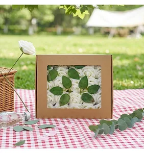 Vista dettagliata di rose artificiali bianche in una scatola regalo marrone con finestra