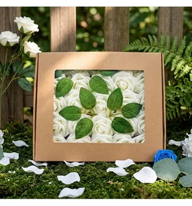 Dettaglio di rose artificiali in schiuma bianca in una confezione regalo con finestra