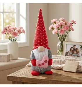 Detailaufnahme eines Muttertags-Zwergs, der ein rosa 'MOM'-Herz auf einem Holztisch hält.