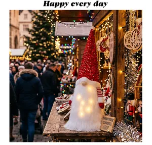 Detail eines beleuchteten Weihnachtswichtels mit rotem Paillettenhut im Markt