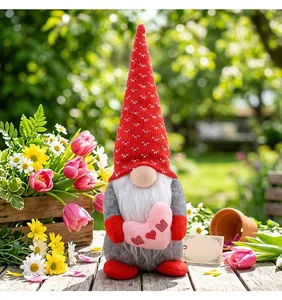 Charmanter Muttertags-Zwerg mit rosa Herz in einer sonnigen Gartenumgebung