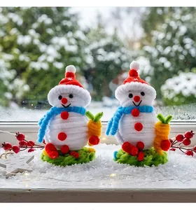 Dettaglio macro di due decorazioni natalizie a forma di pupazzo di neve fatte a mano