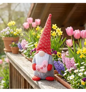 Detailansicht eines Muttertags-Zwergs mit rosa MOM-Herz in einem sonnigen Garten