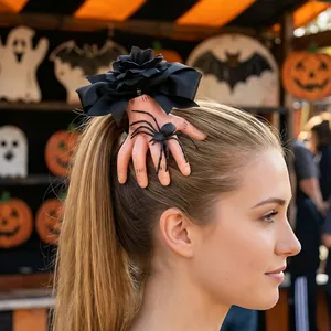 Pinza para el pelo de Halloween con mano cortada, lazo negro y araña en coleta.