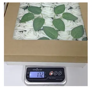 Misurazione del peso delle rose finte in schiuma PE in confezione regalo da 172 grammi