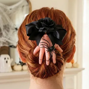 Pinza de pelo gótica de Halloween con mano cortada, rosa negra, lazo de satén y araña.