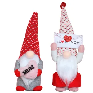 Paar handgefertigte Muttertags-Gnome mit rosa Herz und I Love Mom Umschlag Dekoration