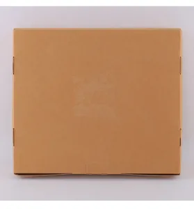 Vista ravvicinata della scatola di spedizione rettangolare in cartone marrone per set regalo.