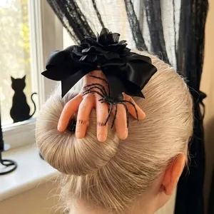 Pinza para pelo de Halloween gótica con mano cortada, lazo negro y araña