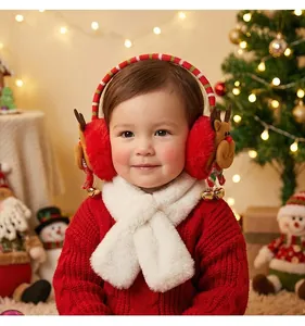 Schattig kind met feestelijke rode rendieroorwarmers in een kerstachtige omgeving.