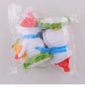 Vista dettagliata di pupazzi di neve natalizi fatti a mano con scovolini in busta di plastica