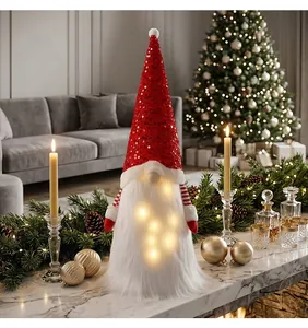 Detailansicht eines Weihnachtswichtels mit roter Paillettenmütze und LED-Leuchten