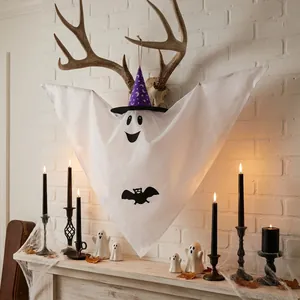 Süße Halloween-Geist-Hängedekoration mit lila Hexenhut und gruseligem Fledermaus-Druck