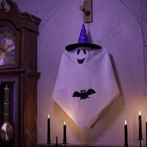 Süße Halloween-Geisterdekoration zum Aufhängen mit lila Hexenhut und Fledermausdruck