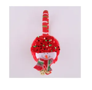 Detail van feestelijke sneeuwpop-oorwarmers met zacht rood pluche en glimmende pailletten