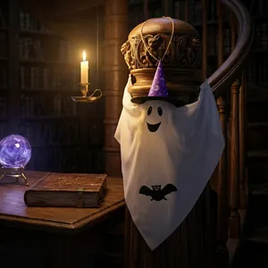 Süße Halloween-Geist-Hängedekoration mit lila Hexenhut und Fledermaus-Aufdruck