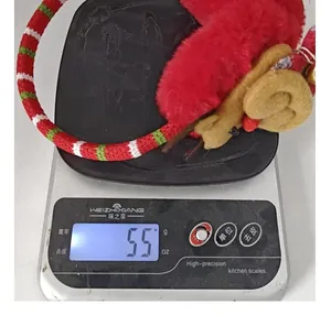 Een close-up van pluche kerstrendier oorwarmers die 55 gram wegen op een weegschaal