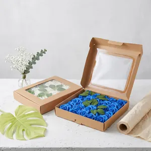 Eleganti rose di schiuma blu e bianche in scatole regalo kraft per decorazioni nozze.