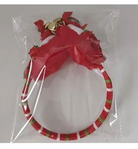 Detailweergave van een feestelijke kerstrendier-oorwarmer met pailletten en bellen in verpakking.