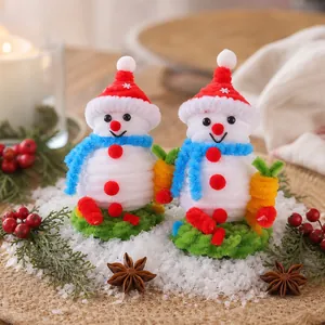 Ornamento pupazzo di neve fatto a mano in ciniglia Mini pupazzo di neve in peluche Decorazione da tavolo per festa di Natale casa