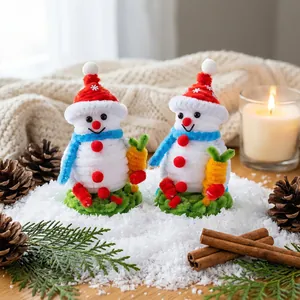 Due pupazzi di neve natalizi fatti a mano in scovolini per decorazioni festive casa