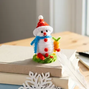 Decorazione natalizia pupazzo di neve fatta a mano con scovolini per ornamento scrivania