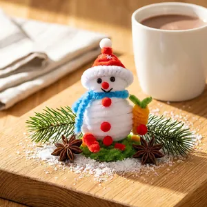 Decorazione natalizia a forma di pupazzo di neve in ciniglia su un vassoio di legno