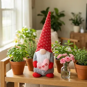 Handgefertigter Muttertagszwerg mit rosa Herz und MOM-Stickerei für die Dekoration