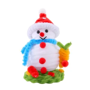 Decorazione natalizia pupazzo di neve in scovolini fatta a mano con cappello rosso e sciarpa