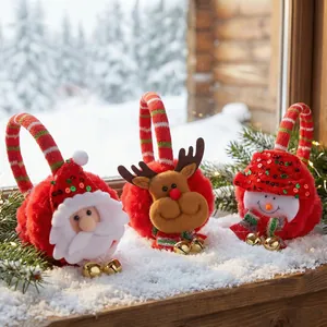 Feestelijke kerstoorwarmers met cartoon kerstman, rendier en sneeuwpop ontwerpen.