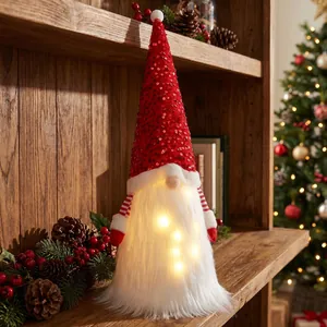 Festliche Weihnachts-Zwergpuppe mit warmen LED-Lichtern und rotem Paillettenhut auf Holzregal