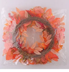 Ghirlanda decorativa del Ringraziamento con foglie d'acero in una busta di plastica