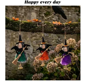 Set van drie hangende Halloween heksendecoraties met bezems en bellen aan een tak