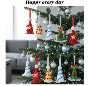 Detailopname van glitter kerstmutshangers in kegelvorm aan een versierde kerstboom