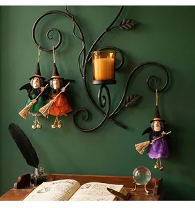 Gedetailleerd beeld van Halloween heksenpoppen met bezems en bellen aan een hanger