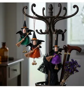 Gedetailleerde weergave van Halloween heksenhanger decoraties met bezems en bellen