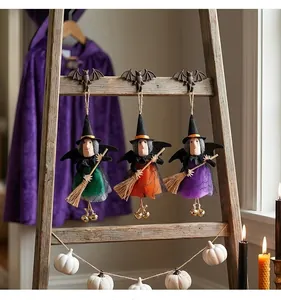 Detailweergave van Halloween-heksenpoppen met bezems en bellen aan een rustieke houten ladder