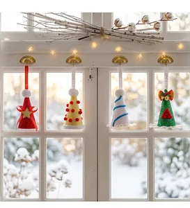 Gedetailleerd overzicht van vier kleurrijke pailletten kerstmutsornamenten aan het venster