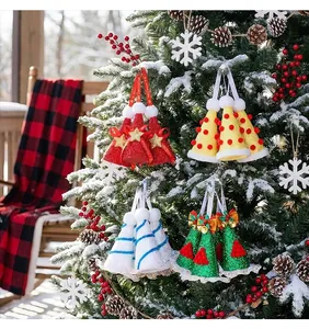 Gedetailleerde weergave van pailletten kerstmuts ornamenten aan een besneeuwde kerstboom.