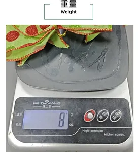 Detailed weight measurement showing an 8g red and green Christmas striped glitter bow