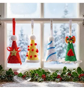 Detail van vier kleurrijke pailletten kerstmutsen die aan een winters venster hangen.