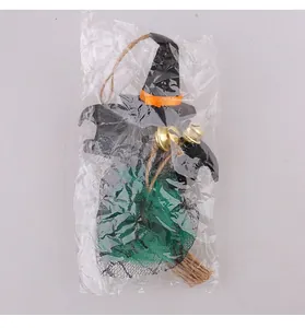 Verpakte Halloween heks hanger met groen gaas en gouden bellen voor feestelijke decoratie