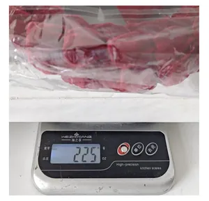 Detalle de una corona de terciopelo rojo hecha a mano que pesa 225 g en una báscula digital