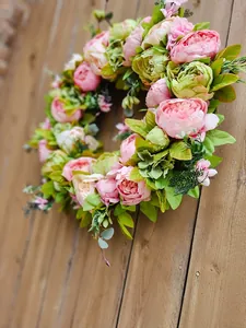 Detailansicht eines künstlichen Frühlings-Pfingstrosenkranzes mit rosa Blüten.