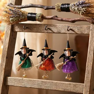 Set van drie kleurrijke Halloween heks hangende decoraties met bezems en gouden bellen