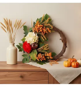 Ghirlanda autunnale rustica con ortensie crema e mini zucche su un mobile in legno