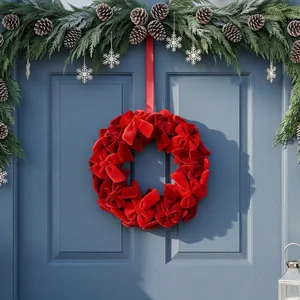Corona de Navidad festiva con lazos de terciopelo rojo en una puerta de entrada azul.
