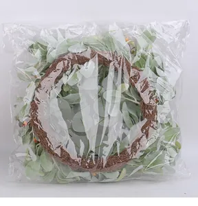 Vista dettagliata della ghirlanda di foglie d'agnello artificiali in confezione di plastica
