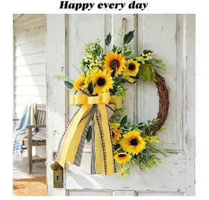 Puerta blanca rústica decorada con una corona de girasoles y un lazo de rayas
